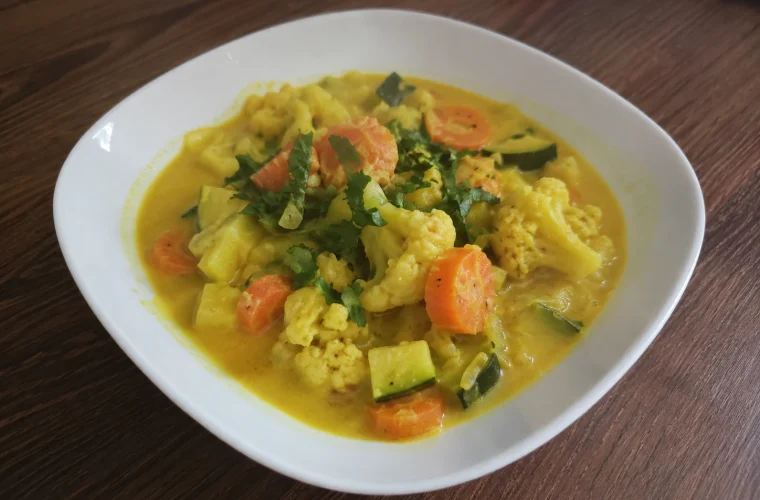 Gyömbéres-kurkumás zöldségcurry